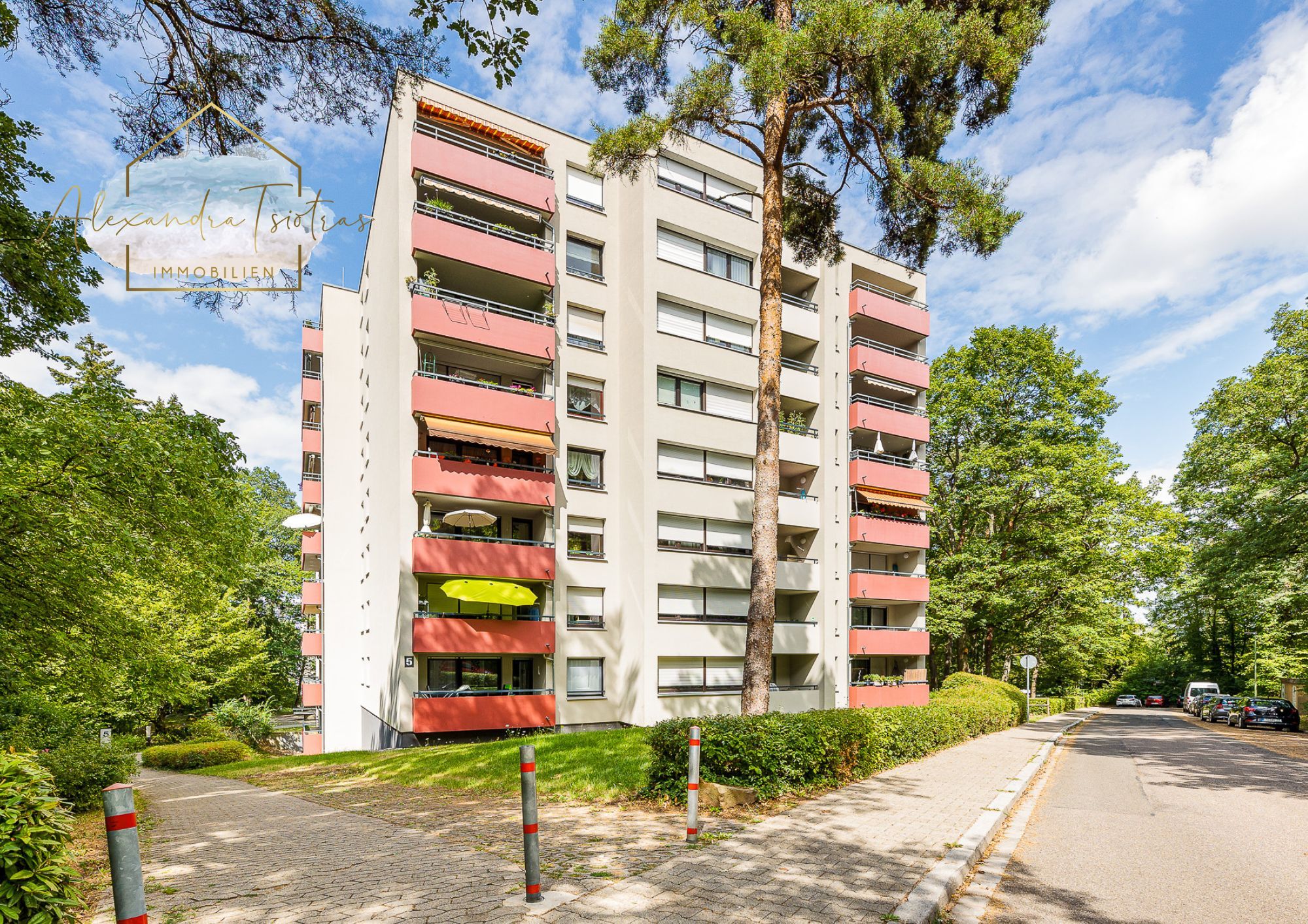 Objektbild von *RESERVIERT* Viel Raum, Grünblick und Gestaltungspotenzial 4-Zimmer-Wohnung im Sonnenhof mit Balkon und Garage